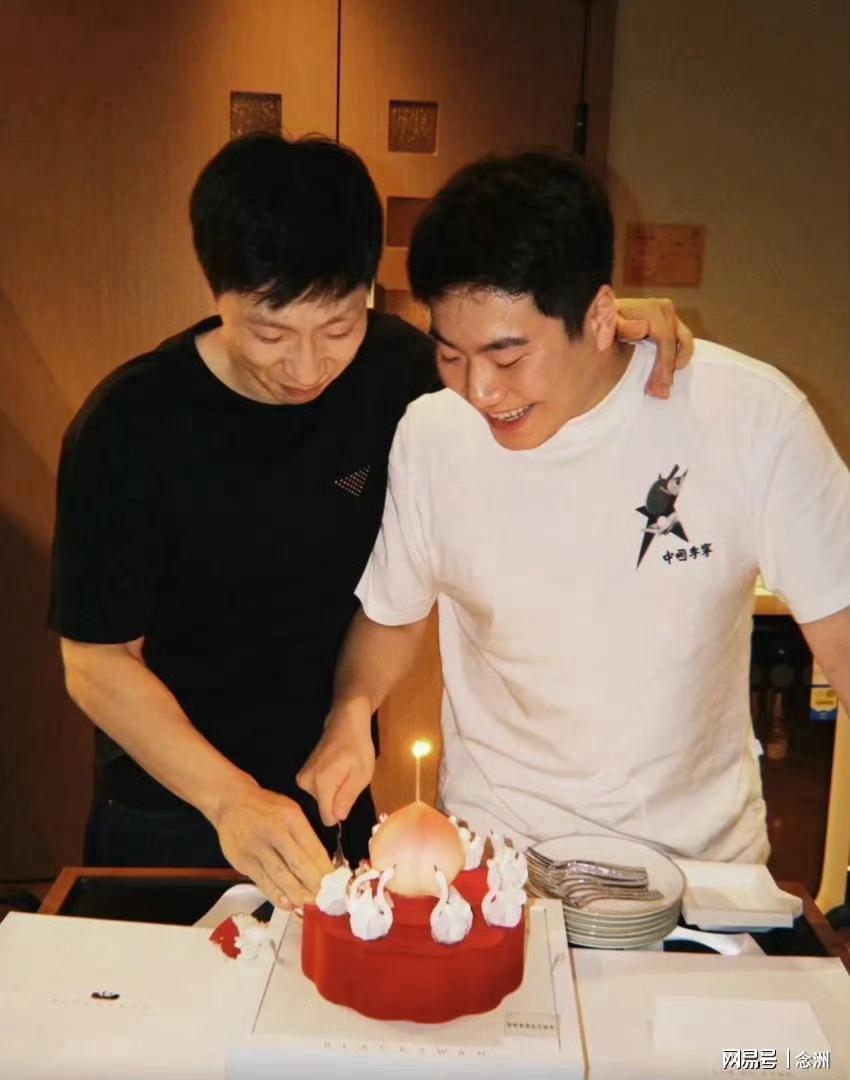 马龙梁靖崑同一天过生日!往对方脸上抹奶油 王楚钦站C位搂着俩哥哥